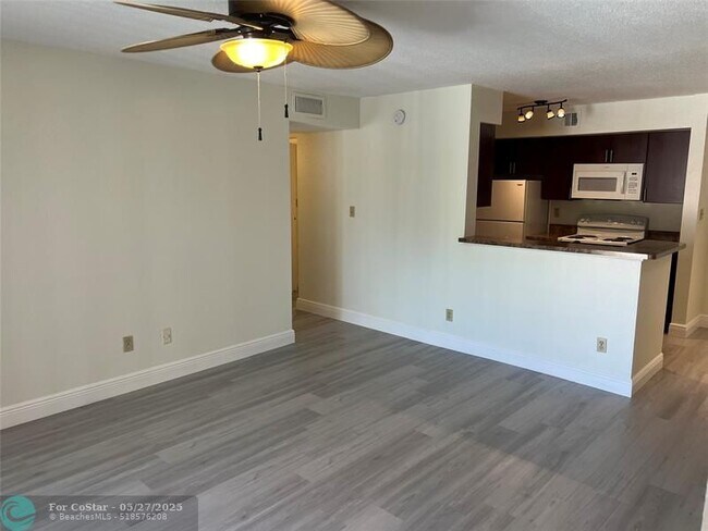 Foto del edificio - 875 Riverside Dr