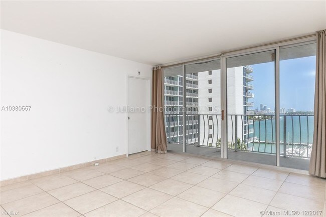 Foto del edificio - 7601 E Treasure Dr