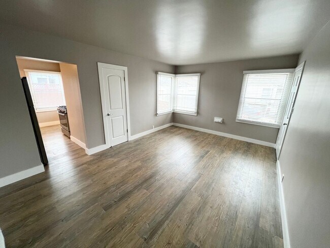 Building Photo - Gorgeous One-Bedroom, One-Bathroom Home Lo...