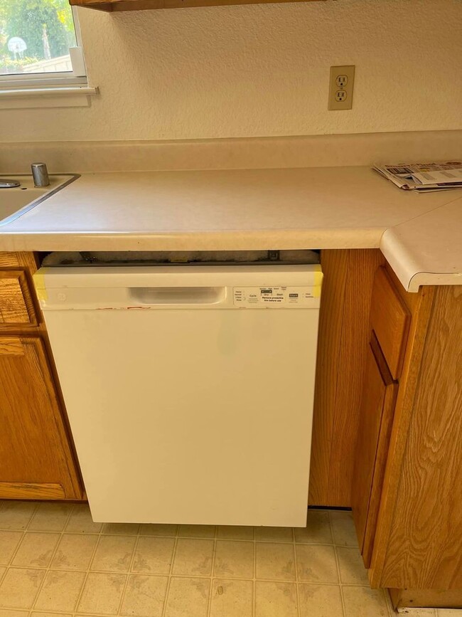 Building Photo - For RENT: Clean and cozy house in midtown
