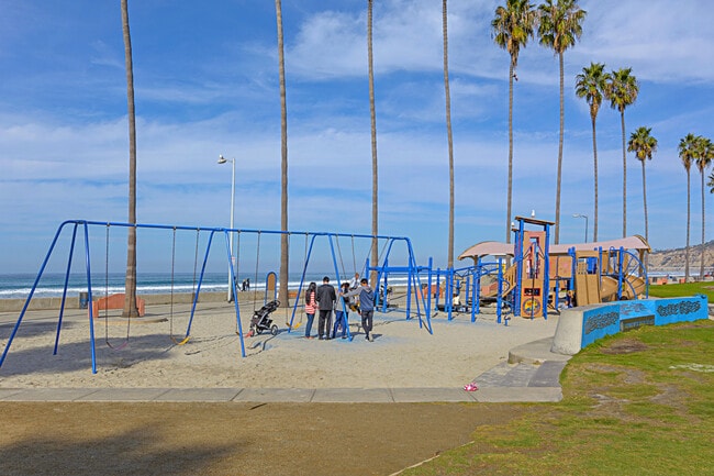 Building Photo - 2352 Torrey Pines Rd