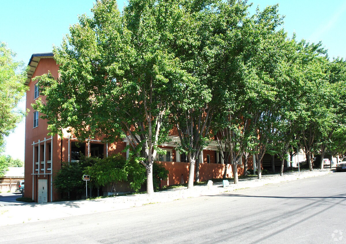 Concord Residential Club Apartments in Concord, CA