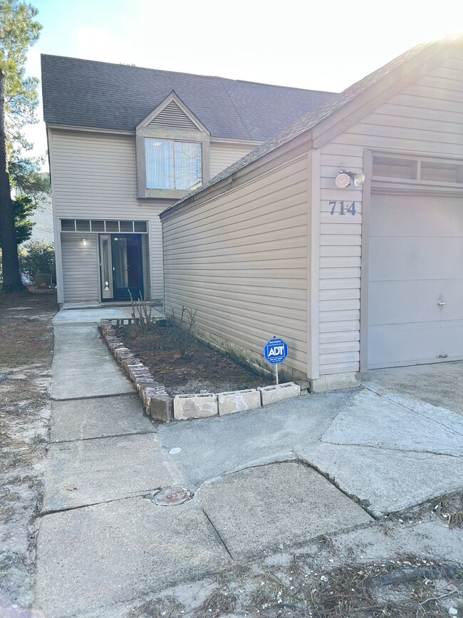 Building Photo - 714 Chaseway St