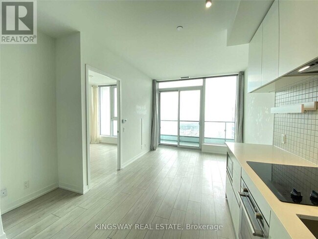 Photo du bâtiment - 898 Portage Pkwy
