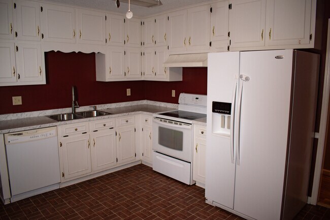 Kitchen - 102 Michael Cir