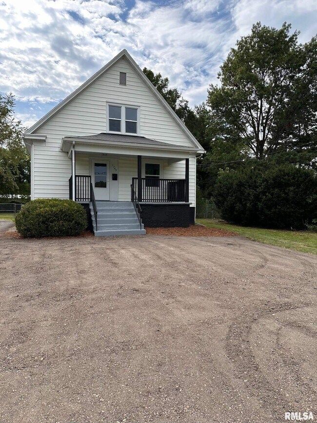 Building Photo - 1749 N Milton Ave