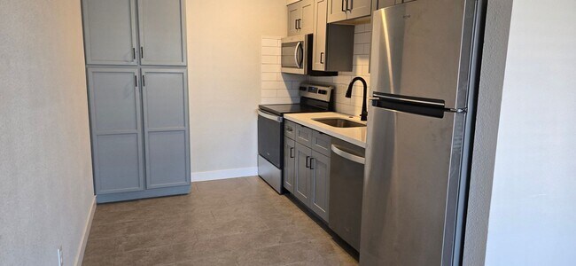 Building Photo - Newly Remodeled Single Story 2-Bed 1-Bath Apartment
