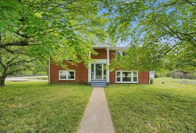Building Photo - 2695 Barclay Dr