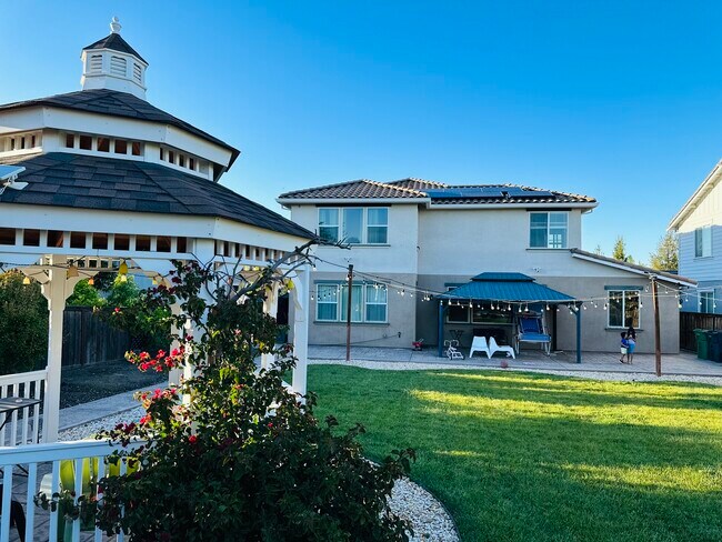 Building Photo - 486 Glenbrook Dr