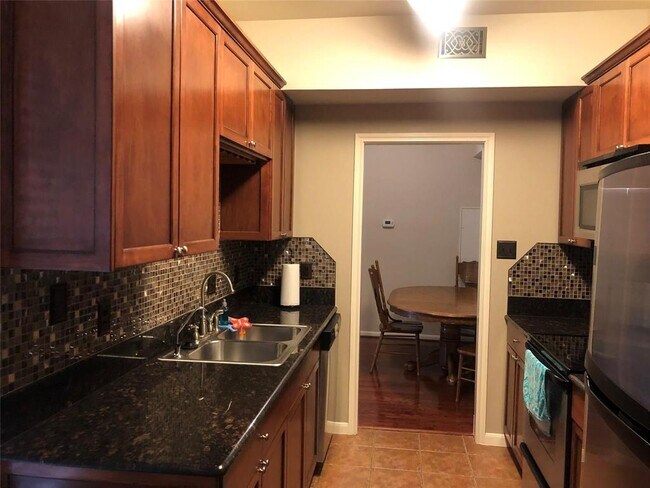 Building Photo - 2255 Braeswood Park Dr