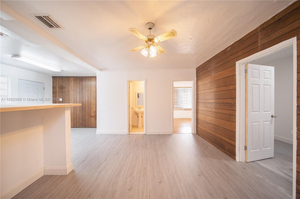 Primary Photo - 435 SW 33rd Ave
