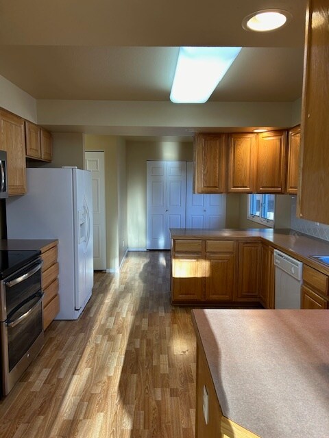 Building Photo - 3670 Point Dr