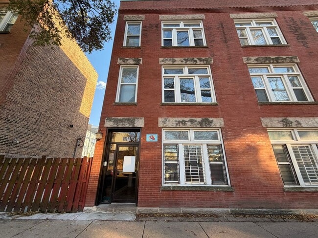 Building Photo - 3211 W Le Moyne St