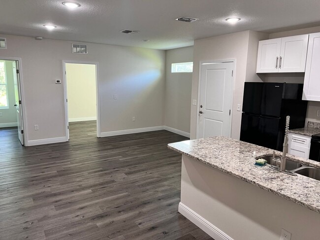 Building Photo - New Designer 3/2 in Kissimmee/Poinciana
