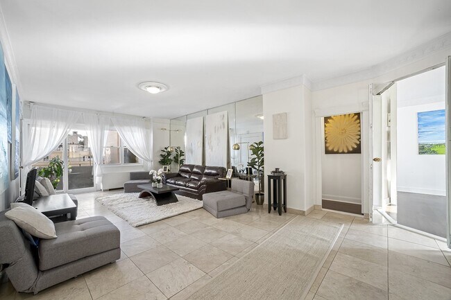 Building Photo - 58 W 58th St