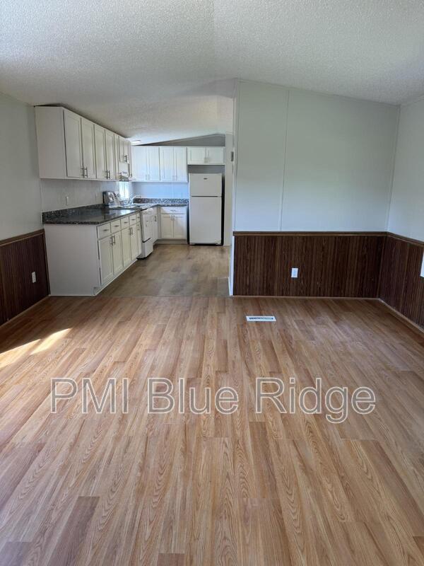 Building Photo - 210 Friendly Cir
