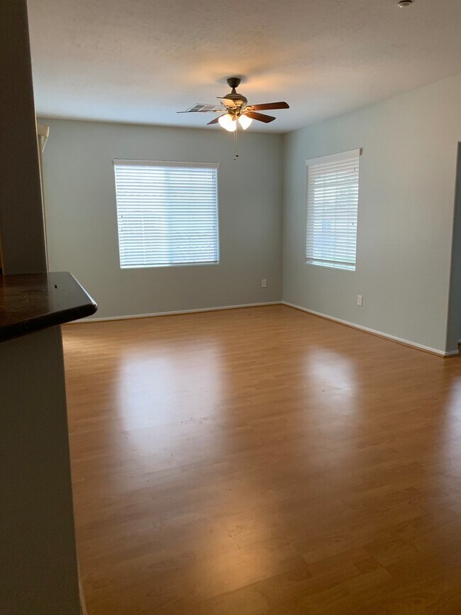 Foto del edificio - BEAUTIFUL 3 BED/ 2 BATH TOWNHOME LOCATED I...