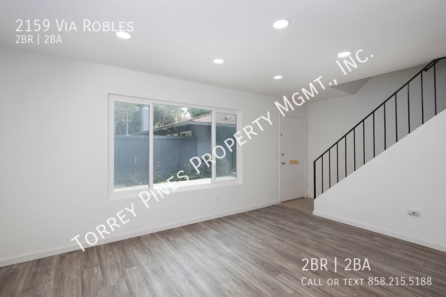 Primary Photo - Oceanside: Beautiful 2 bed / 1.5 bath Town...