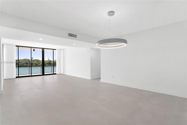 Building Photo - 1000 Venetian Way