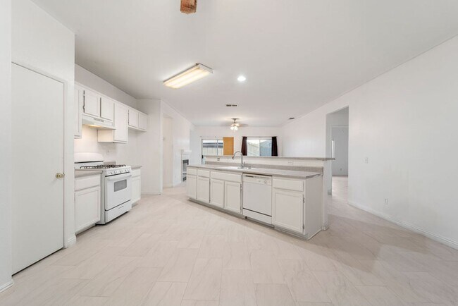 Foto del edificio - Open house today from 1 pm to 2pm sat Dece...