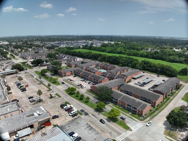Exterior 3D - Brays Oaks Village
