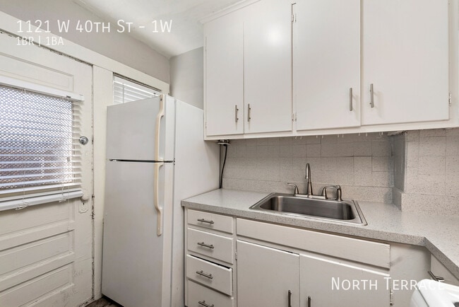 Building Photo - Freshly Renovated 1BR in Midtown KC – Wood...