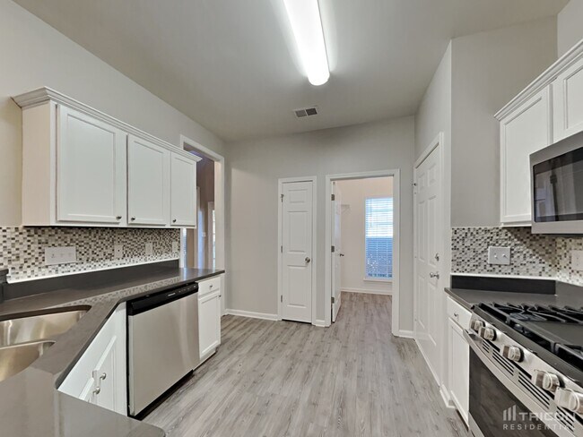 Foto del edificio - 225 Everett Park Dr