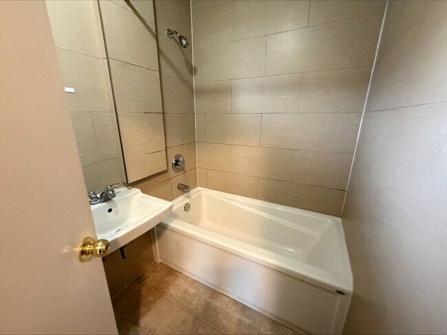 Photo du bâtiment - 646 Admirals Rd