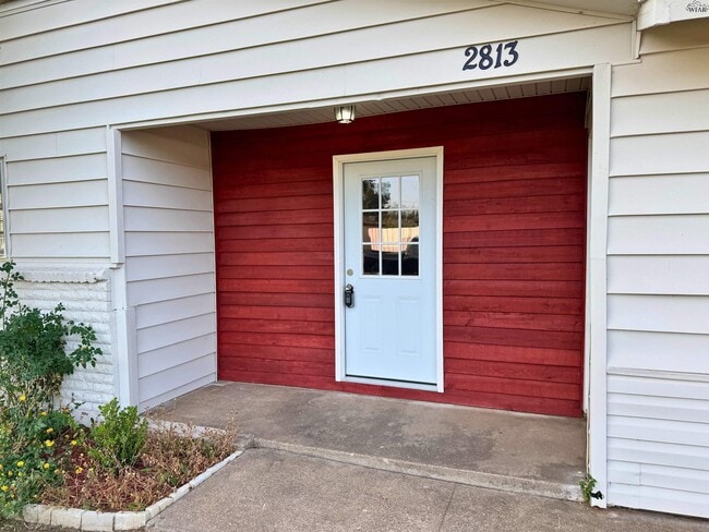 Building Photo - 2813 Roanoke Dr