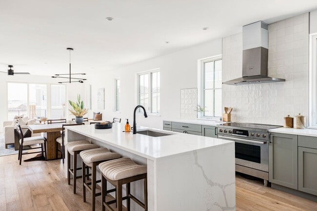 Building Photo - Brand New 5 Bedroom 4 Bathroom Home With O...