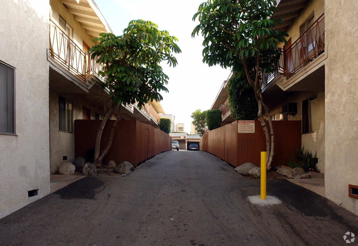 Building Photo - 837-839 W Beach Ave