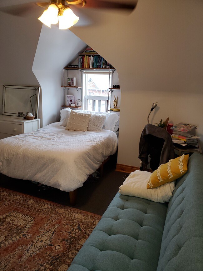 Photo du bâtiment - EAGLE’S NEST, Sun filled very bright loft apt- (Dupont & Christie)