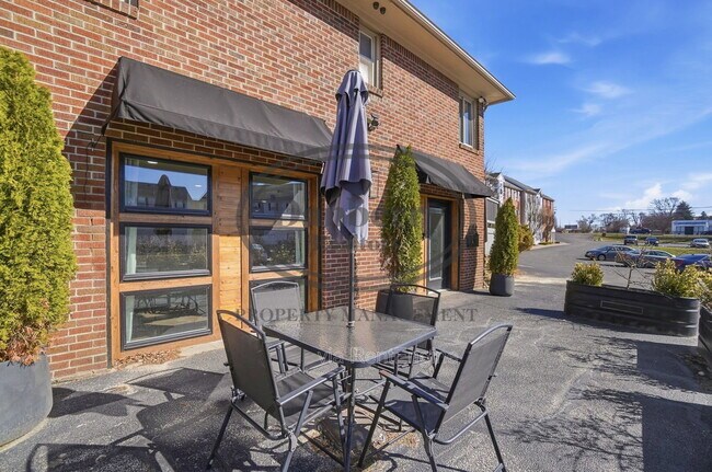 Building Photo - 1133 N Byrne Rd