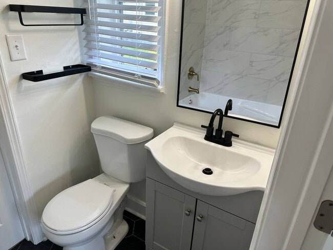 Building Photo - Cozy 2 Bedroom Duplex In NoDa Area