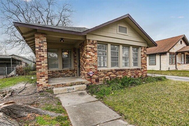 Building Photo - 2616 Oakcliff St
