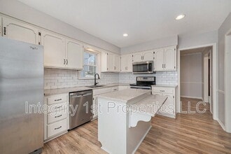 Building Photo - 6410 NW Hilldale Dr