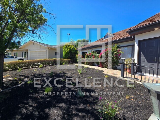 Foto del edificio - Spacious 3/2.25 Home with Large Yard, Pool...
