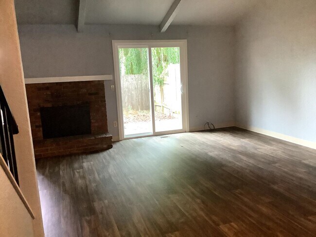 Foto del edificio - 2-Bedroom 1 1/2 bathroom townhouse in Springfield