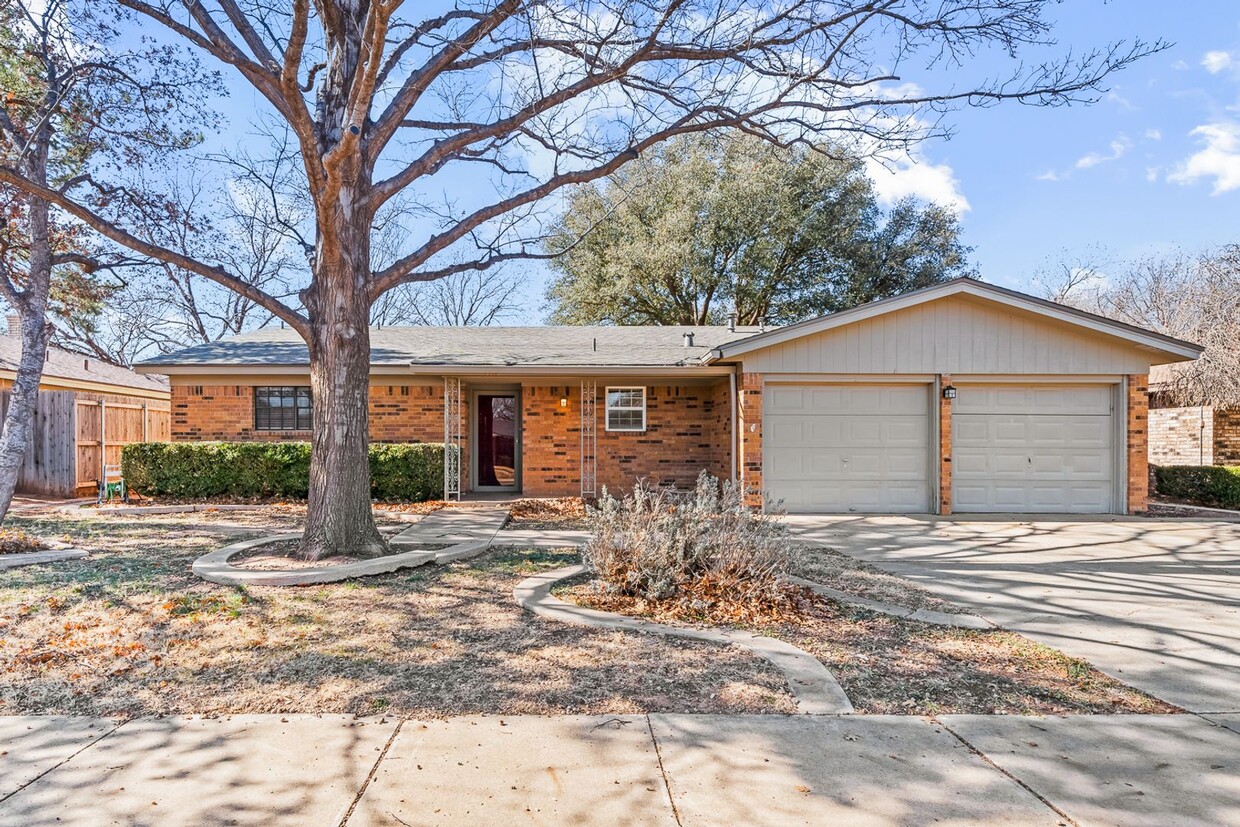 Foto principal - Spacious & Charming Home in Southwest Lubbock