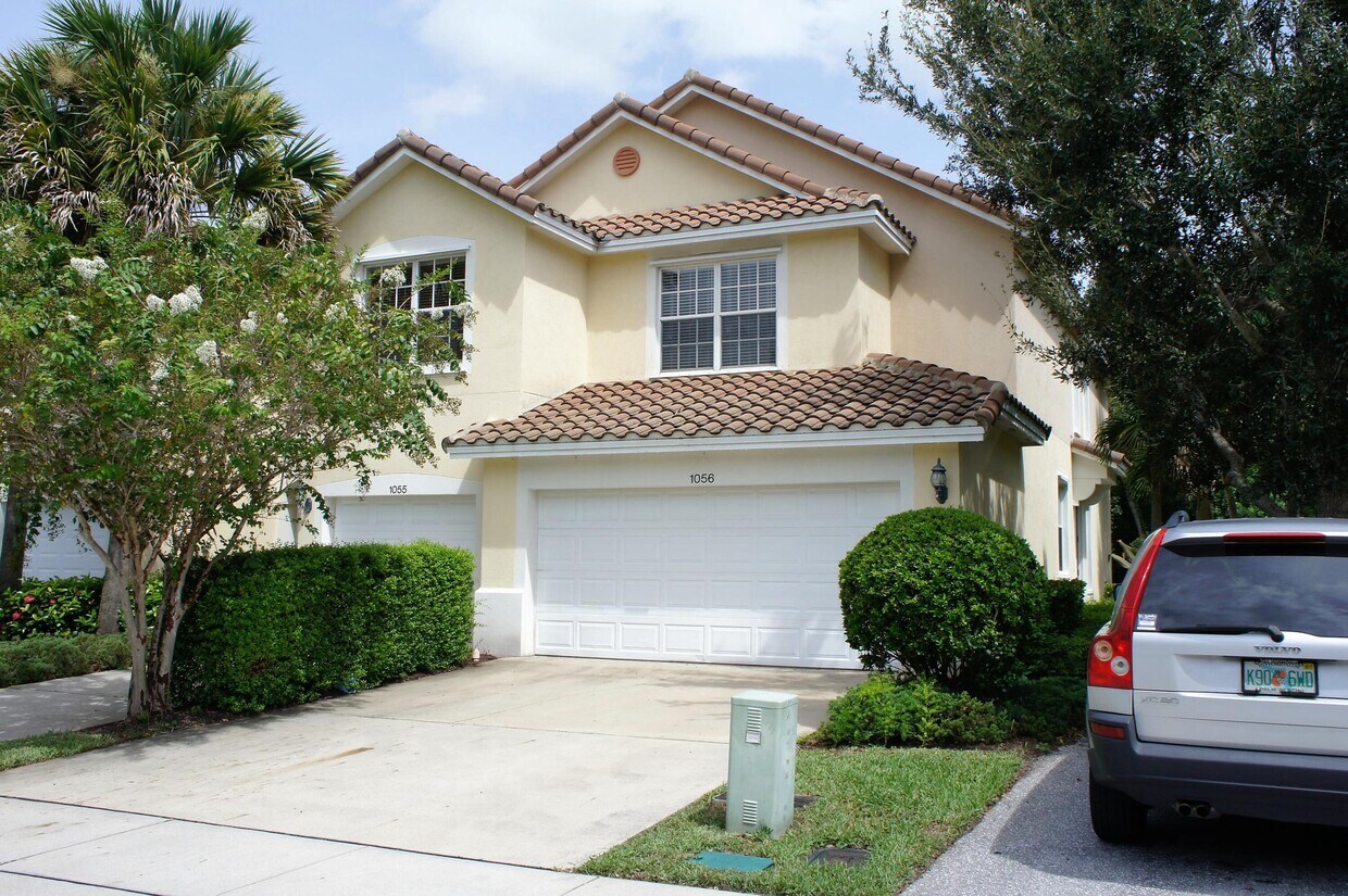 Foto principal - 1056 Pinewood Lake Ct