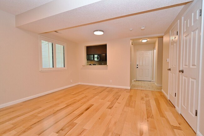Foto del edificio - $3,625 / 3BR - GORGEOUS TOWNHOME IN CENTRAL NEWARK