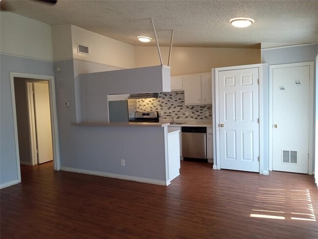 Building Photo - 606 W 51st St