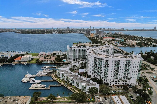 Foto del edificio - 7900 Harbor Island Dr