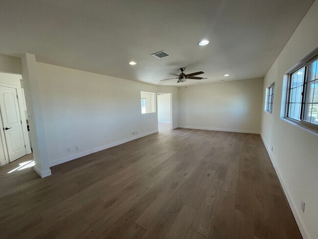Foto del edificio - 4 bedroom with Solar!