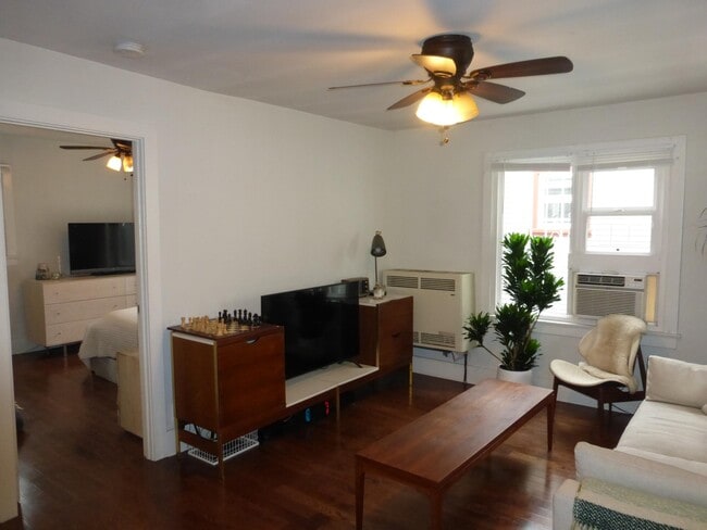 Living room - 1533 Maltman Ave