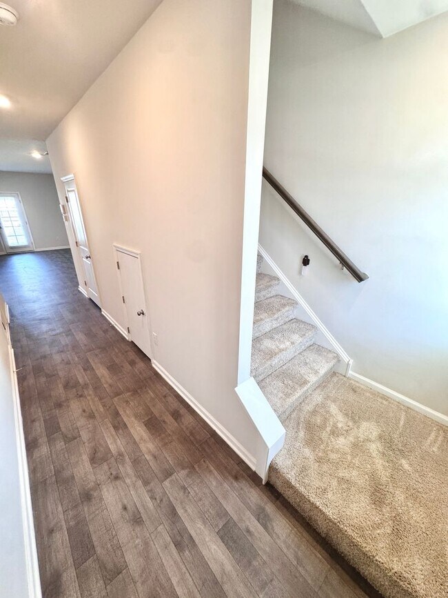 Foto del edificio - NEWER THREE BEDROOM TOWNHOME