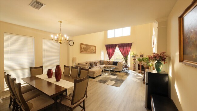 Foto del edificio - 4111 Creek Ridge Ln