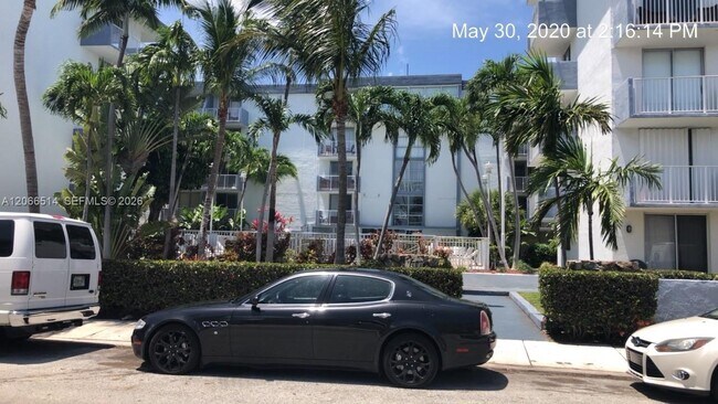 Building Photo - 1801 S Treasure Dr