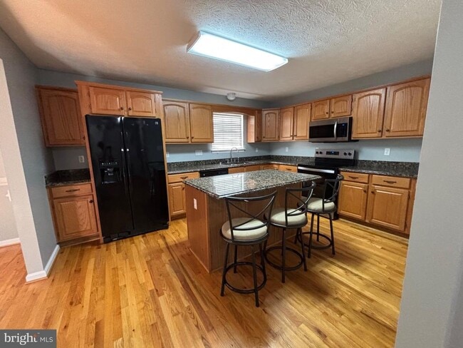 Building Photo - 2040 Stoneleigh Dr
