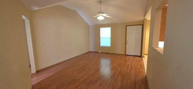 Building Photo - Nice 3 bedroom 2 bathroom for $1295! Close to MSU